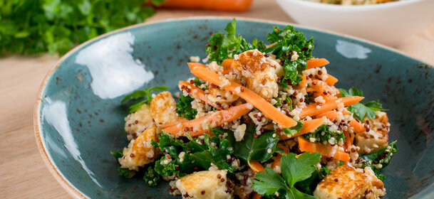 Bulgur-kvinoa-salaatti halloumilla