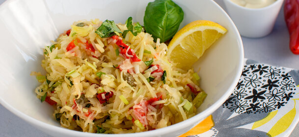 Hapankaali-paprikasalaatti