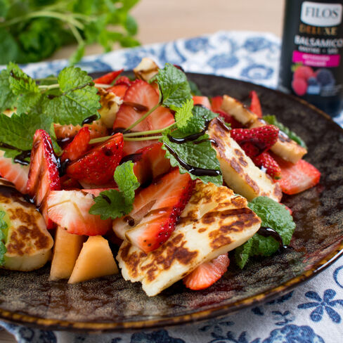Halloumi-mansikkasalaatti ja balsamicokastike