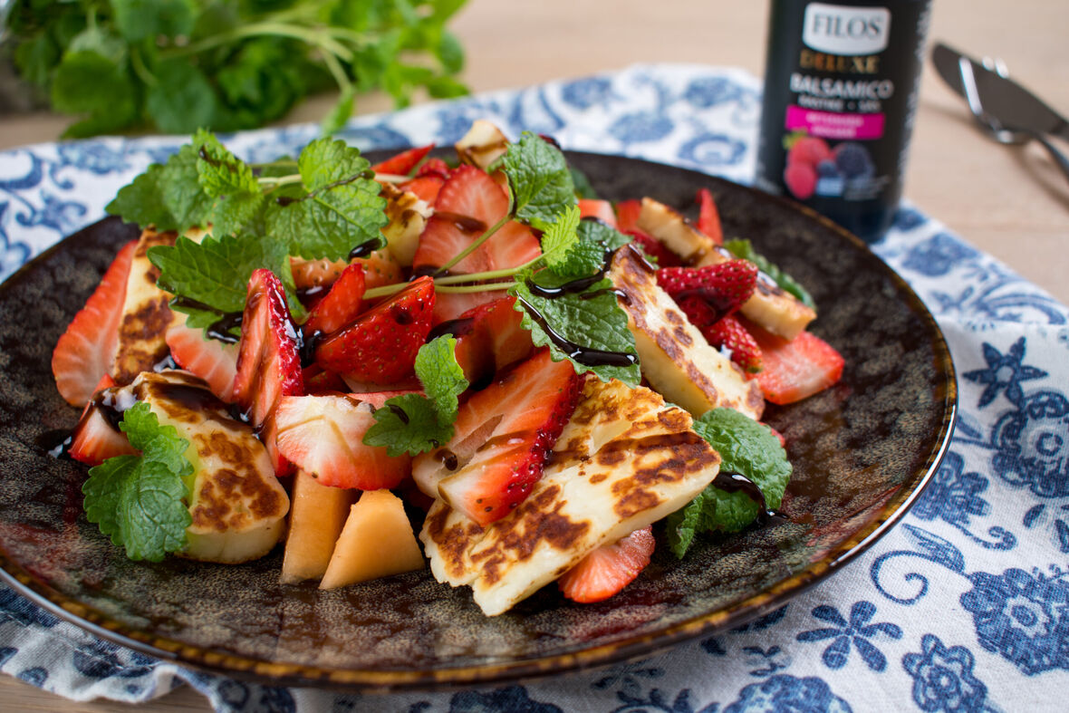 Halloumi-mansikkasalaatti ja balsamicokastike