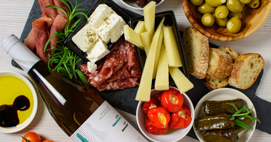 Pikkujoulutarjoilut kotona – välimerellisen meze-pöydän herkut