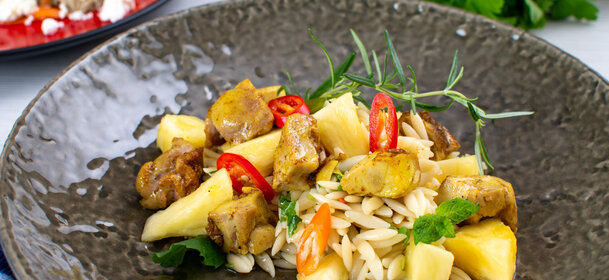 Broilerisalaatti paahdetulla curryllä ja ananaksella