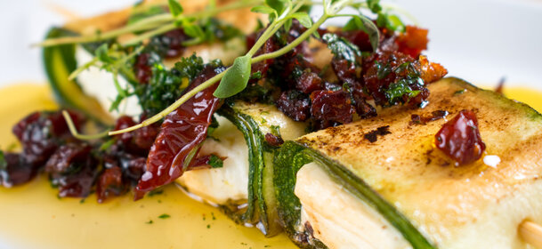 Fetatäytteiset kesäkurpitsarullat aurinkokuivatulla tomaatilla