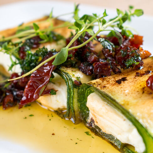 Fetatäytteiset kesäkurpitsarullat aurinkokuivatulla tomaatilla