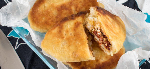 Tiganopsomo (paistettu leipä) aurinkokuivattu tomaatti-fetatäytteellä