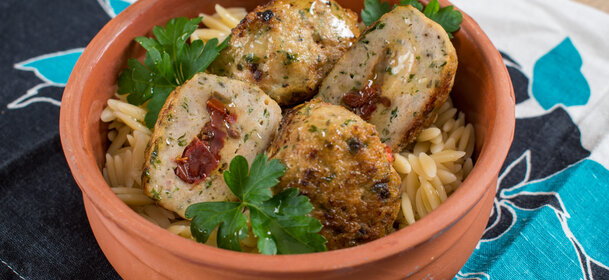 Broileripyörykät aurinkokuivattu tomaattitäytteellä