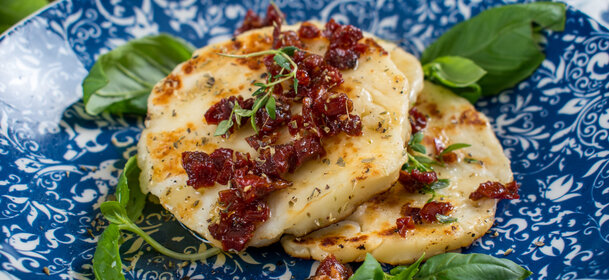 Paistettu halloumi aurinkokuivatulla tomaatilla ja hunajalla
