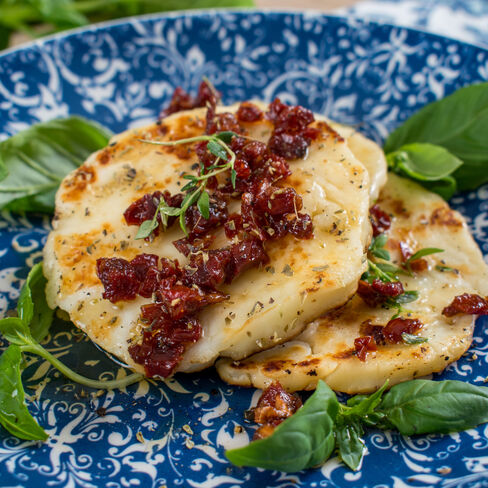 Paistettu halloumi aurinkokuivatulla tomaatilla ja hunajalla