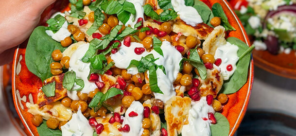 Hot Honey -halloumi tzatzikilla