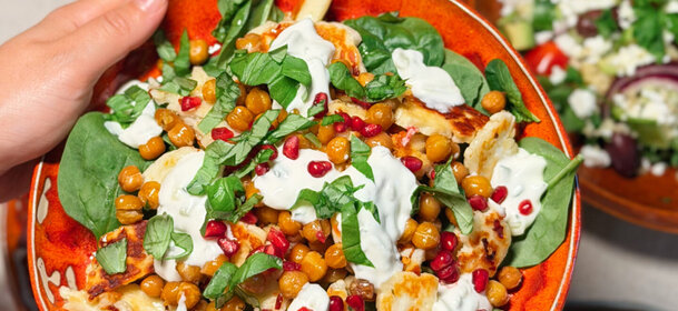 Hot Honey -halloumi tzatzikilla