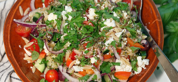 Helppo feta-jyväpastasalaatti kiireiseen arkeen