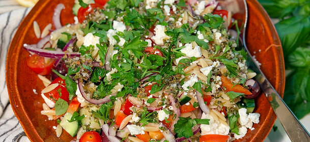 Helppo feta-jyväpastasalaatti kiireiseen arkeen