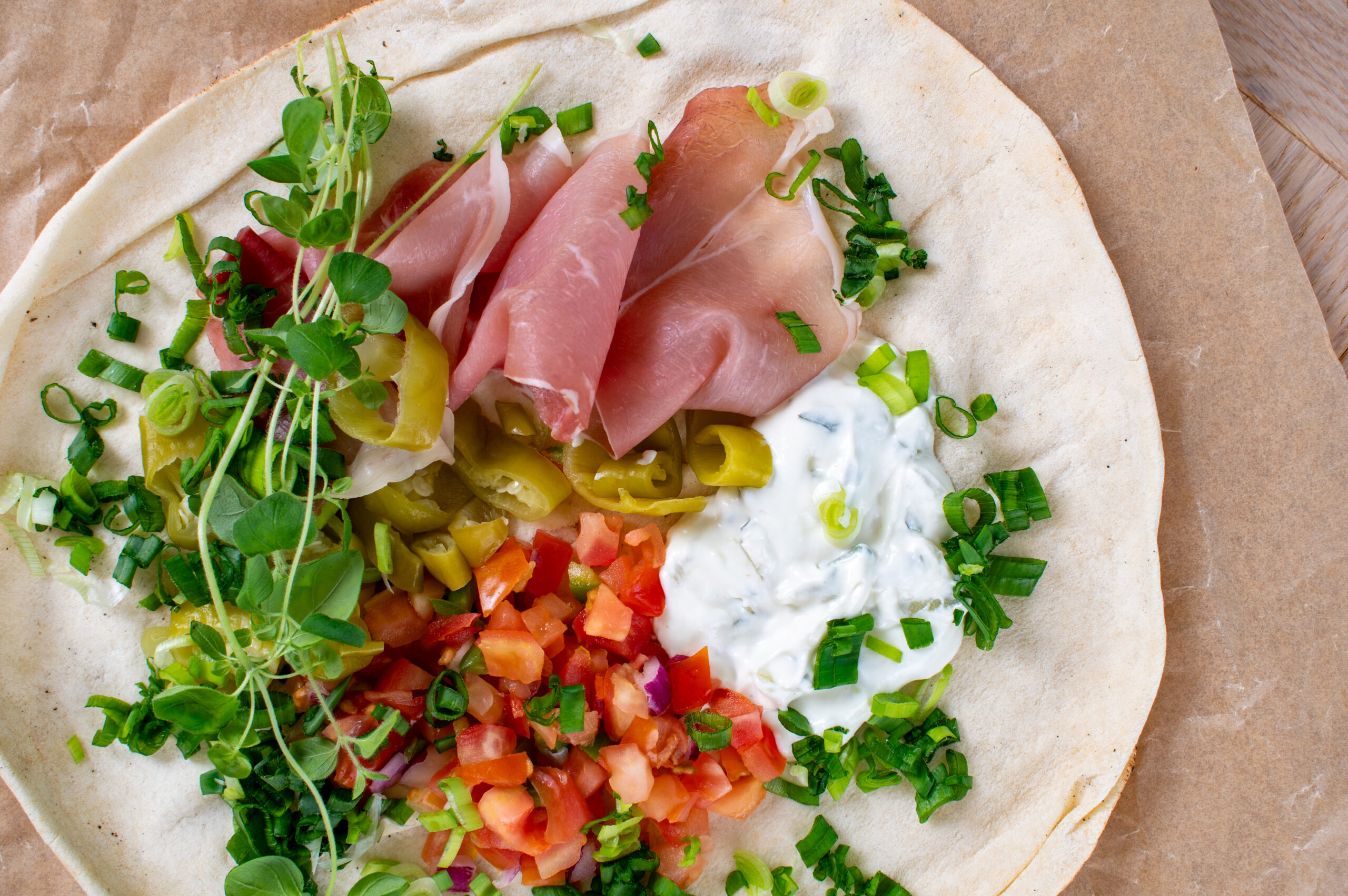 Flatbread ilmakuivatulla kinkulla ja pepperonilla