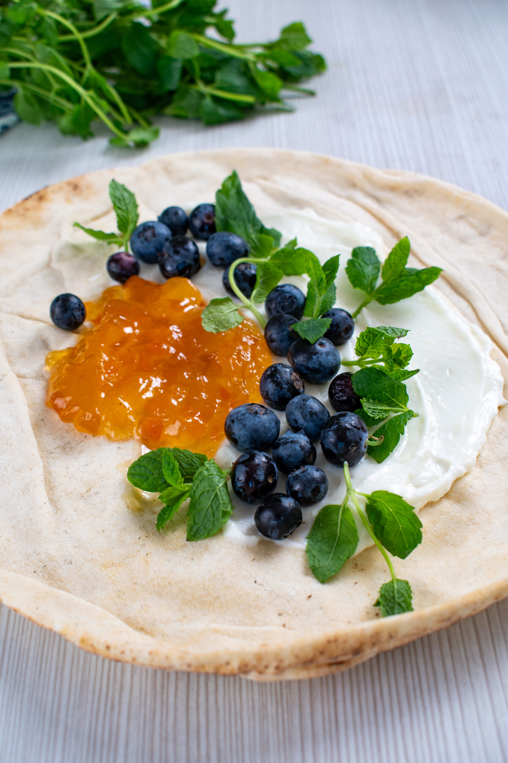 Makea flatbread, jogurtti-marmeladi-mustikka
