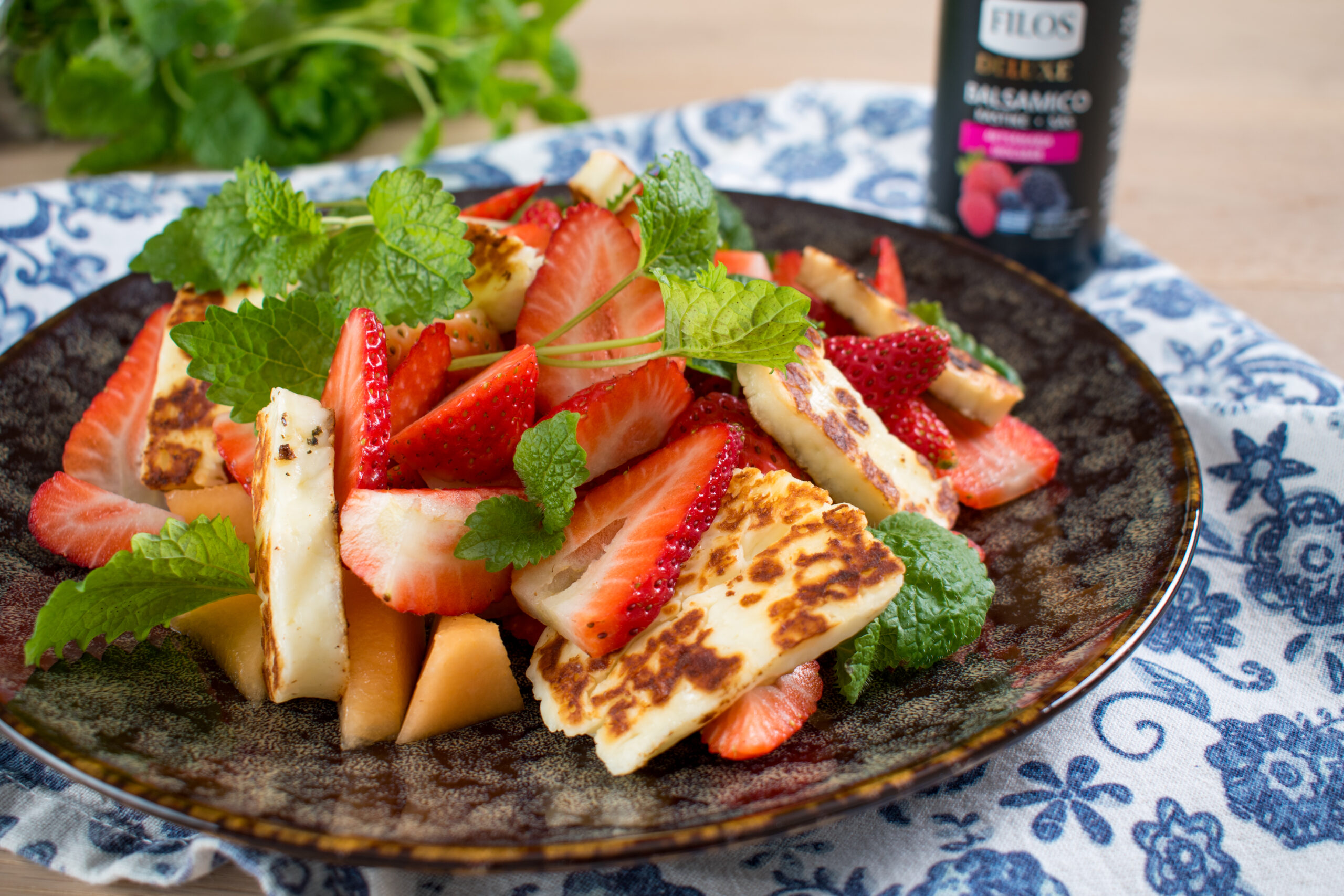 Halloumi-mansikkasalaatti ja balsamicokastike