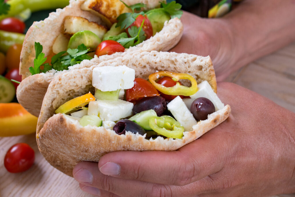 Kreikkalainen street food -annos: feta- tai halloumijuustoa sekä kääräistynä pitataskuun.