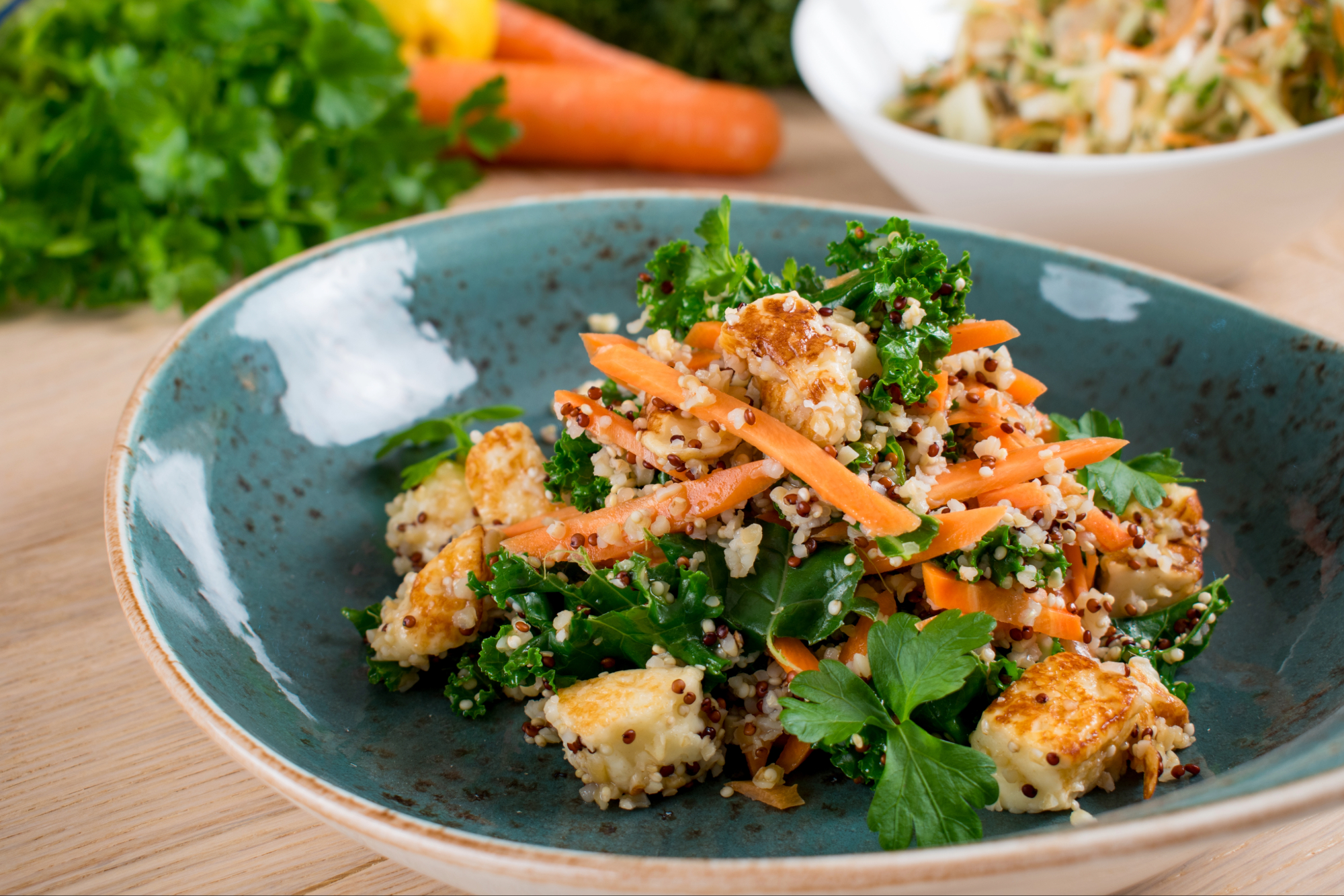 Bulgur-kvinoa-salaatti halloumilla