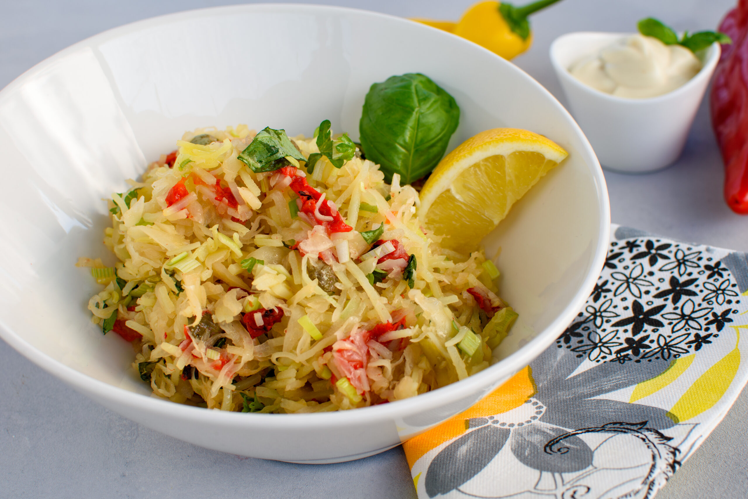 Hapankaali-paprikasalaatti