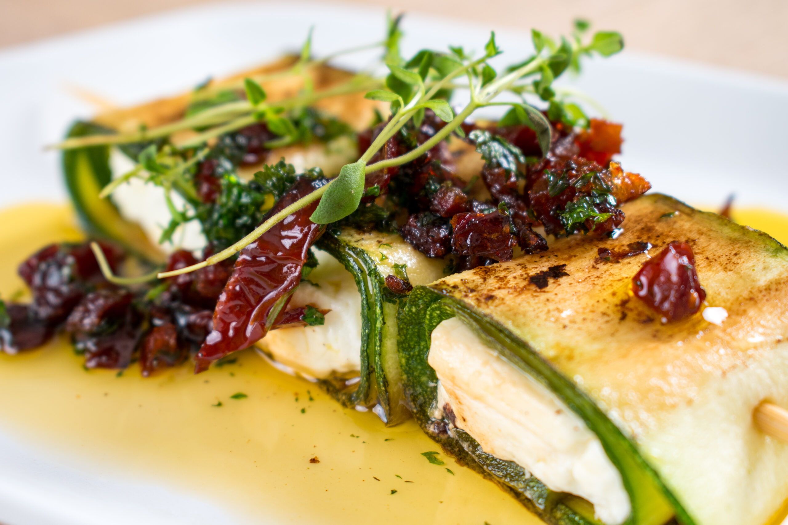 Fetatäytteiset kesäkurpitsarullat aurinkokuivatulla tomaatilla