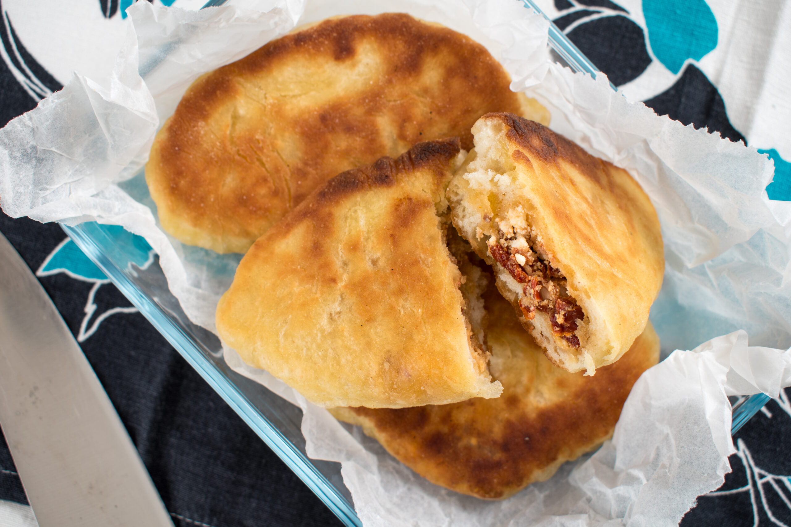 Tiganopsomo (paistettu leipä) aurinkokuivattu tomaatti-fetatäytteellä