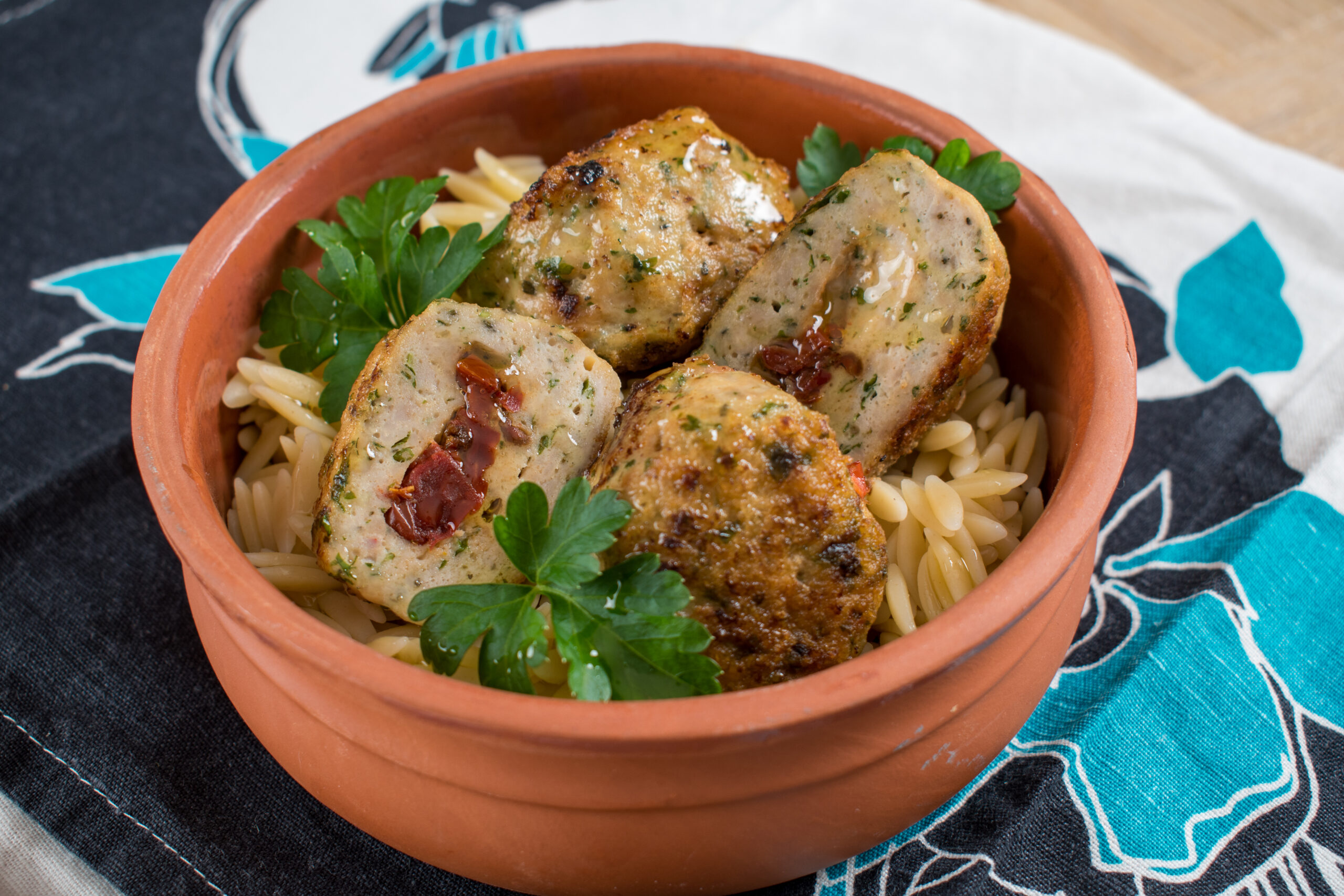 Broileripyörykät aurinkokuivattu tomaattitäytteellä