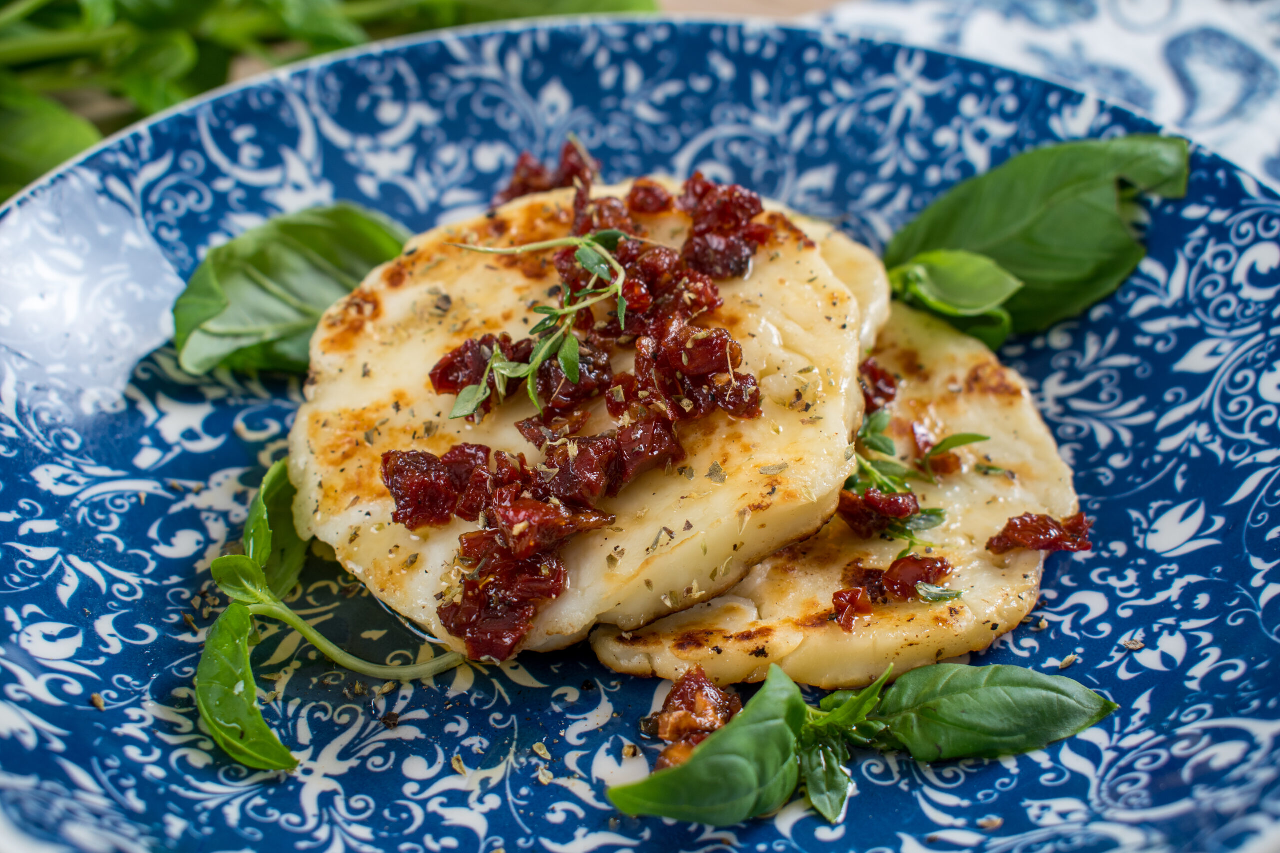 Paistettu halloumi aurinkokuivatulla tomaatilla ja hunajalla